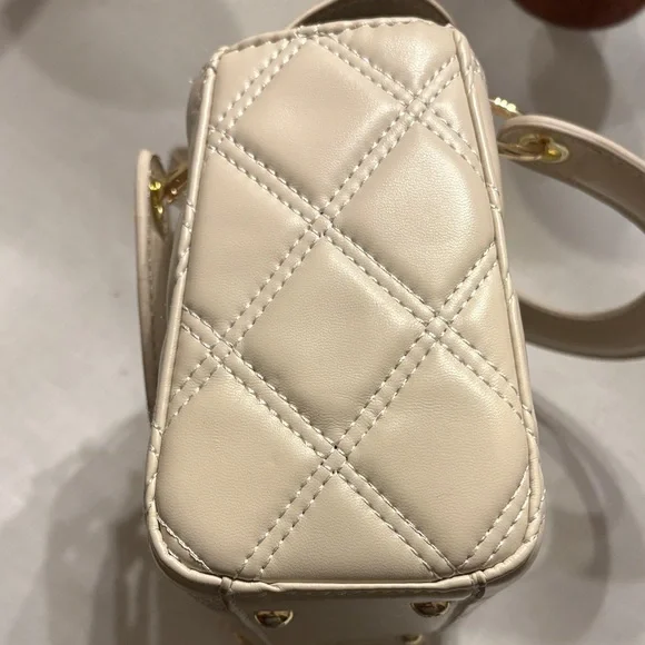 Elegant Cream Quilted Mini Bag with Gold Chain EUC - Picture 5 of 7